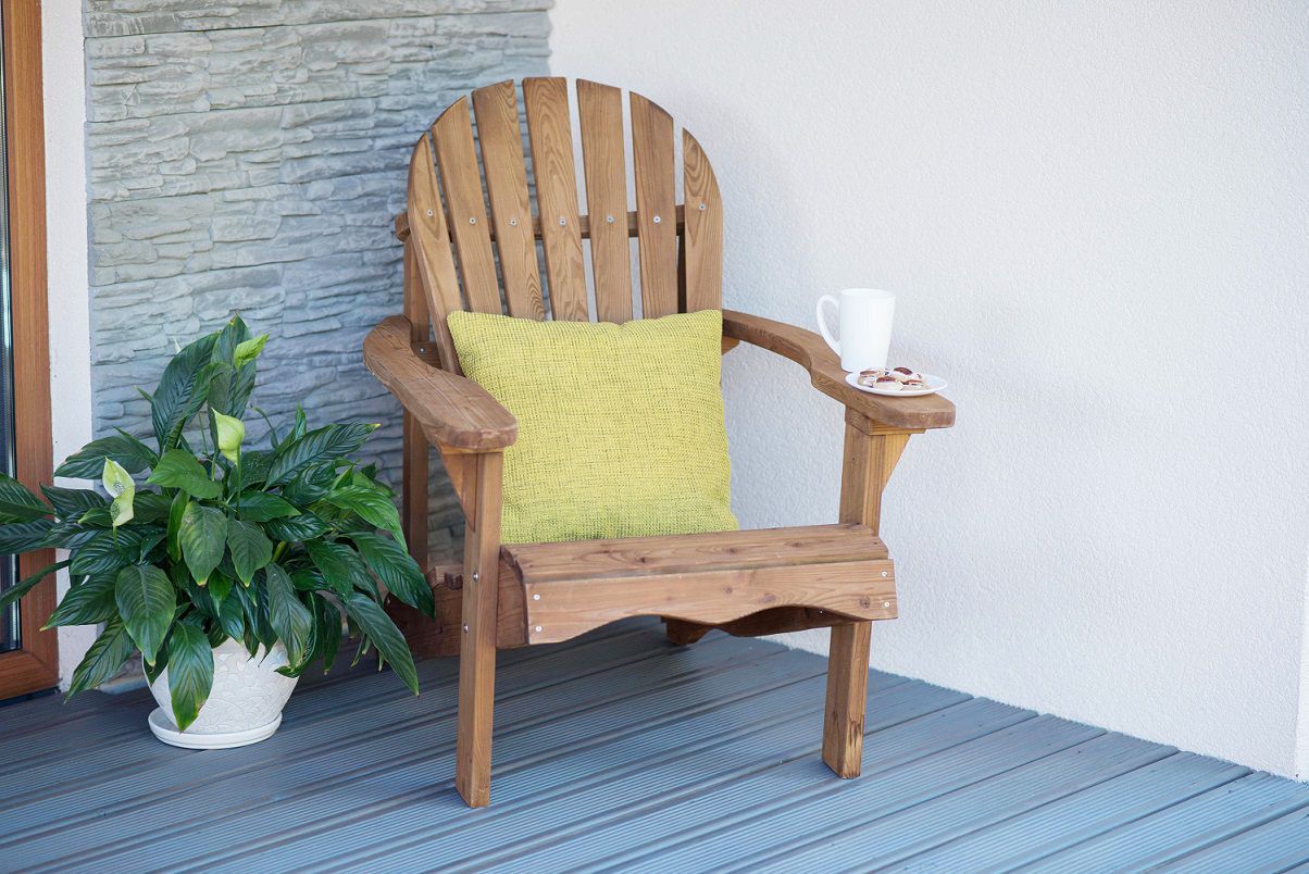 Vorschau: Relaxstuhl aus Holz, braun, mit breiten Armlehnen, hohe